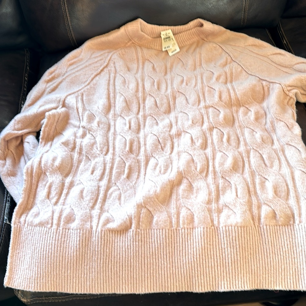 NWT Aerie XS cable knit sweater.
Super soft oversized fit.